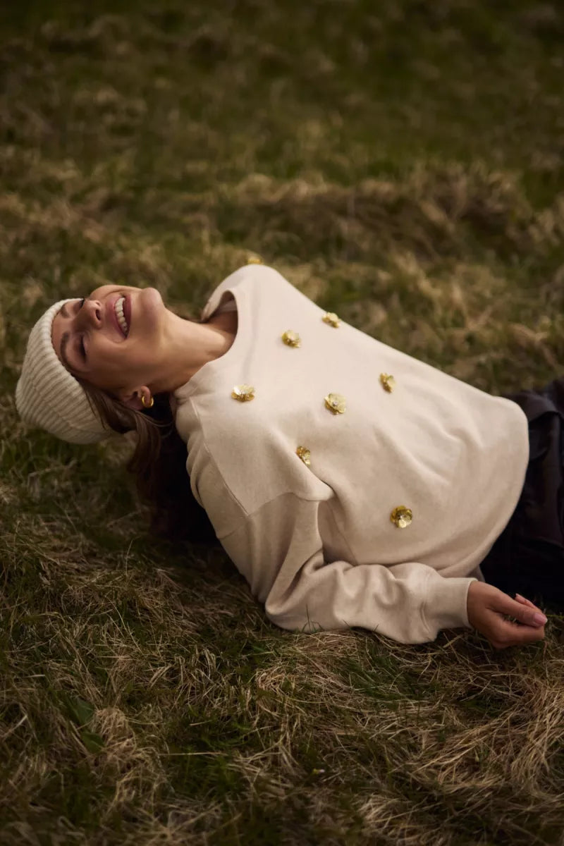 NUKUS Beatriz Pullover Flower - Sand Melange