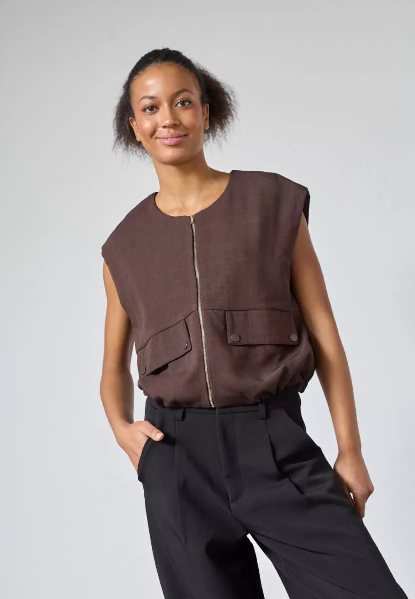 SISTERS POINT Garwin Vest - D. Chocolate