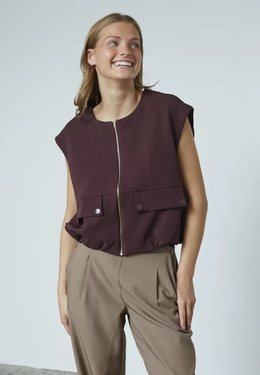 SISTERS POINT Garwin Vest - Deep Bordeaux
